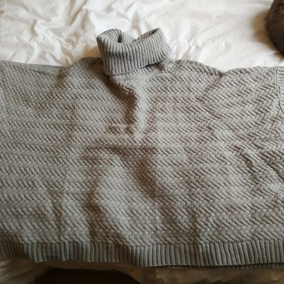 Lolë Knitwear Poncho - Picture 2 of 2